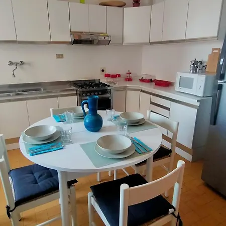 Bilocale In Piazza A Vista Mare Bellissima - Cod 485 *